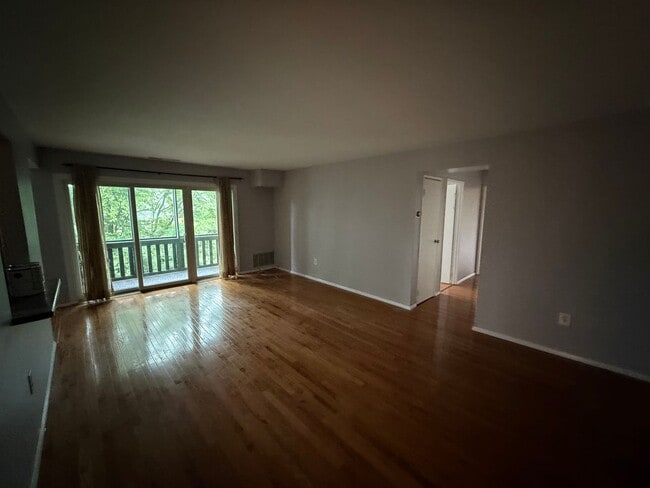 Building Photo - 2 Bedroom, 1.5 Bath, Pet Friendly Gas Heat Outside porch