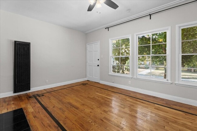 Building Photo - Stylish One Bedroom Unit With Spare Room