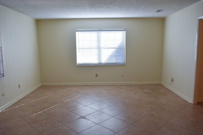 Building Photo - Three Bedroom Two Bath outside Eglin Gates