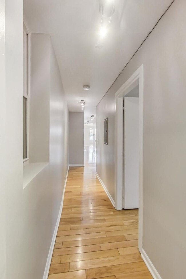 Building Photo - Gorgeous 2 Bed, Plus Sunroom/Office, 1 Bat...