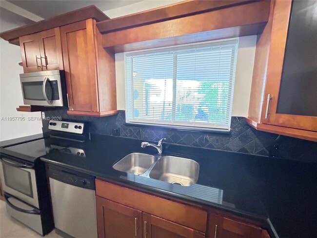 Building Photo - 2880 Pine Tree Dr