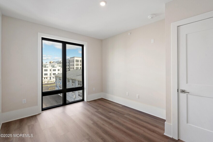 Building Photo - 215 2nd Ave