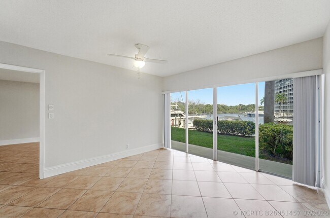 Building Photo - 1427 E Hillsboro Blvd