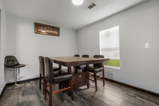 Building Photo - 541 Trails End Dr