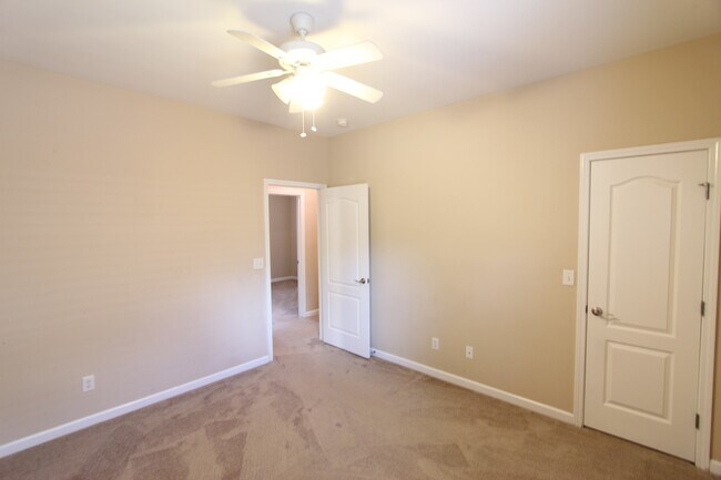 Building Photo - 222 Oxmoor Pl