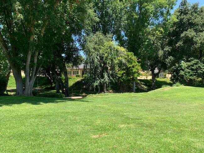 Building Photo - 3 Bedroom Townhome for Lease in Highly Des...