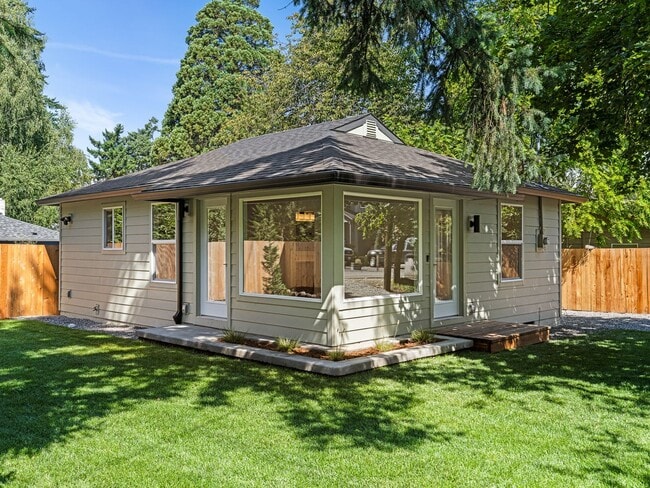 Building Photo - Light-Filled, Fully Remodeled 2?Bed / 1?Ba...
