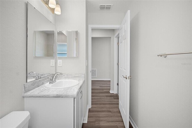 Building Photo - 1460 Fleur Dr