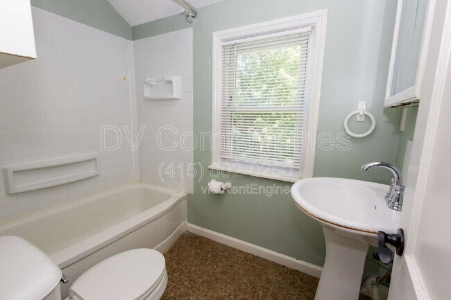 Building Photo - 4871 Oakland Dr