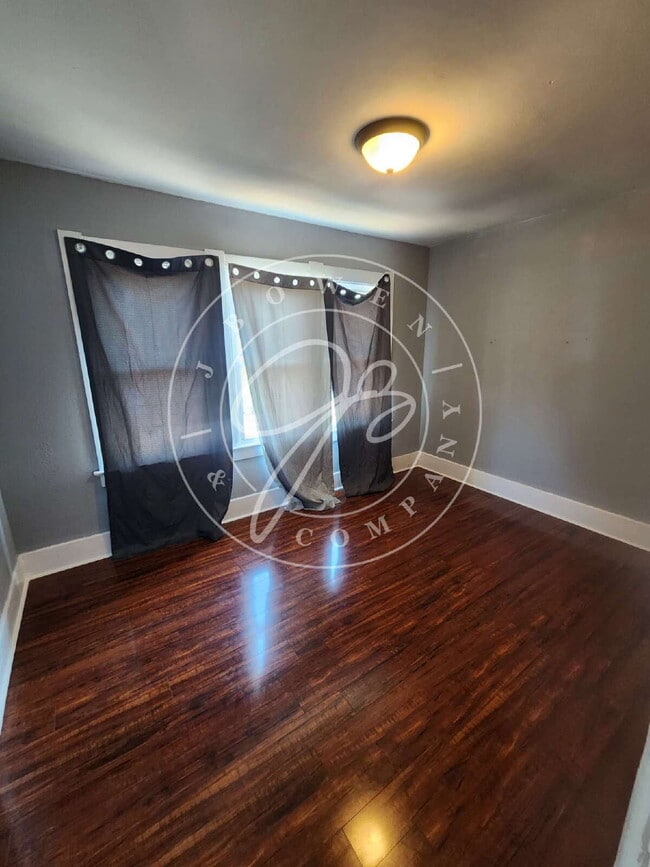 Building Photo - Spacious 3 bed with bonus room and shower ...