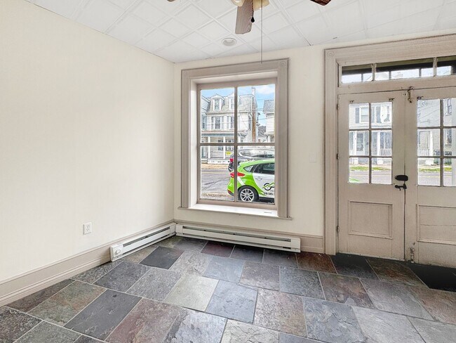 Building Photo - 144 Bloom St