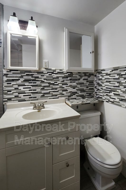 Building Photo - 1201-11 1/2 11 1/2 St N