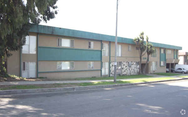 Building Photo - 3200 W 99th St