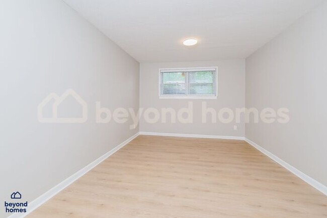 Building Photo - Stunning 4 Bedroom 2 Bathroom Home - Looki...