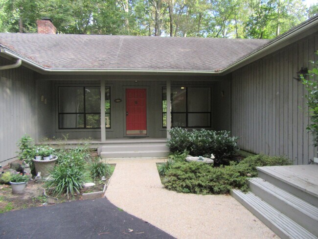 Building Photo - One-Level Golf Course Living-- Waterfront ...