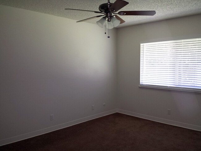 Building Photo - Almost 2000 SF home near Fresno State