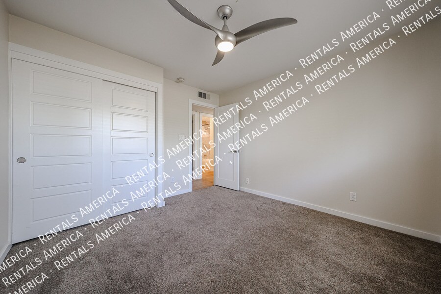 Building Photo - 105 E Hermosa Dr