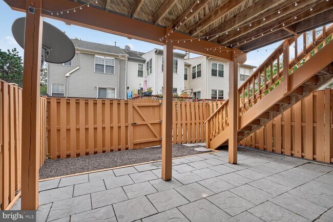 Building Photo - 2432 Clover Field Cir
