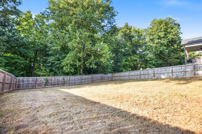 Building Photo - Pet Friendly Three Bedroom!