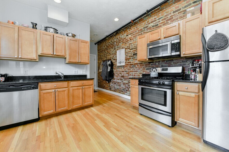 Primary Photo - 158 Cottage St