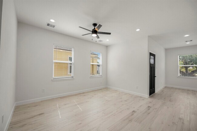 Building Photo - 1078 St Clair St