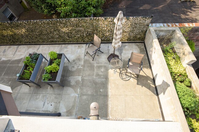 Building Photo - Elegant North Capital Hill Boutique securi...