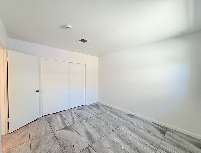 Building Photo - AVAILABLE NOW!!! 2 Bedroom / 1 Bathroom Ap...