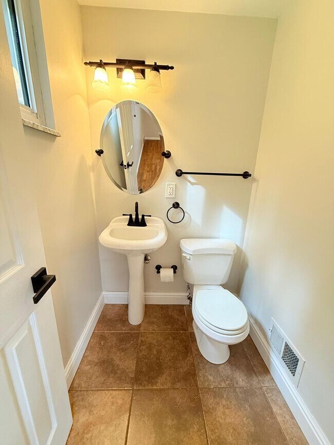 Building Photo - Spacious 3-Bedroom 1.5 - bathroom Home for Rent