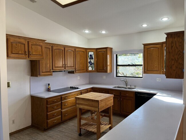 Building Photo - 18655 Oak Ridge Ln