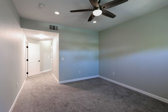 Building Photo - Beautiful 2 Bedroom With 2 Car Garage Summ...