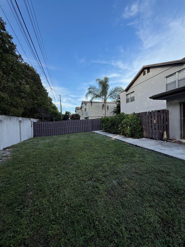 Building Photo - 3003 NW 5th Terrace