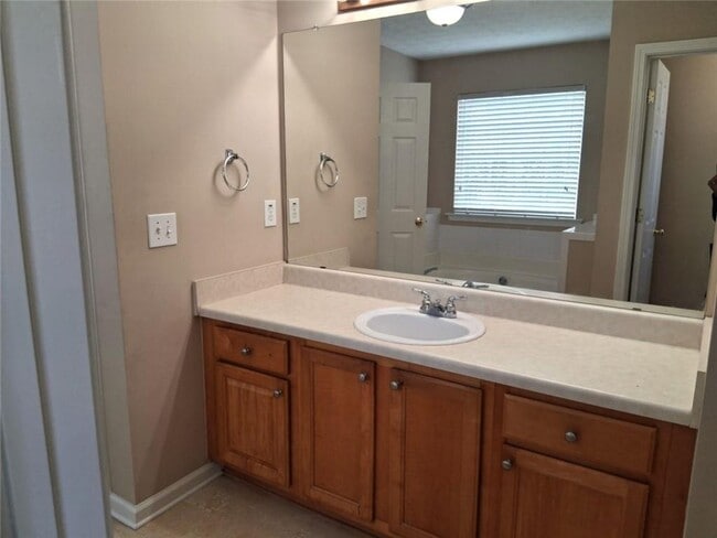 Building Photo - 130 Vinings Dr