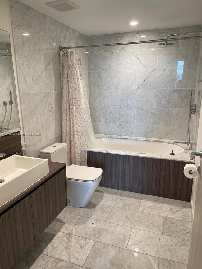 Building Photo - 1000 Brickell Plaza