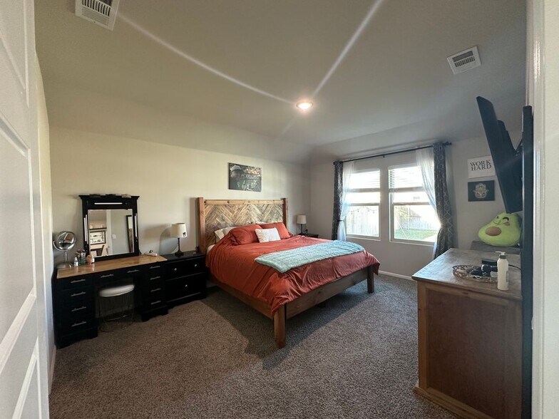 Building Photo - 6212 Oracle Dr