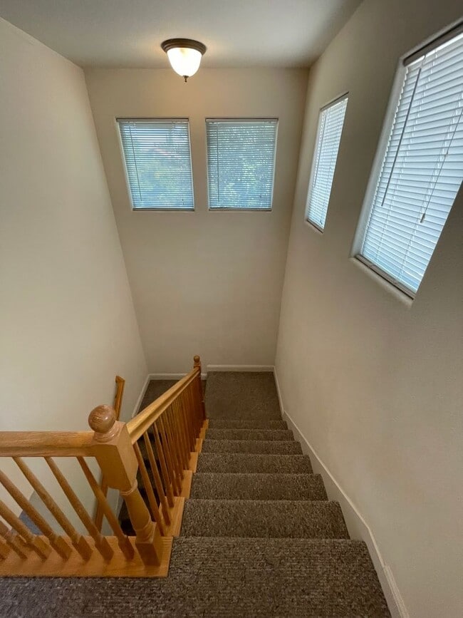 Building Photo - Spacious & Elegant 6-Bedroom, 3.5-Bath Hom...