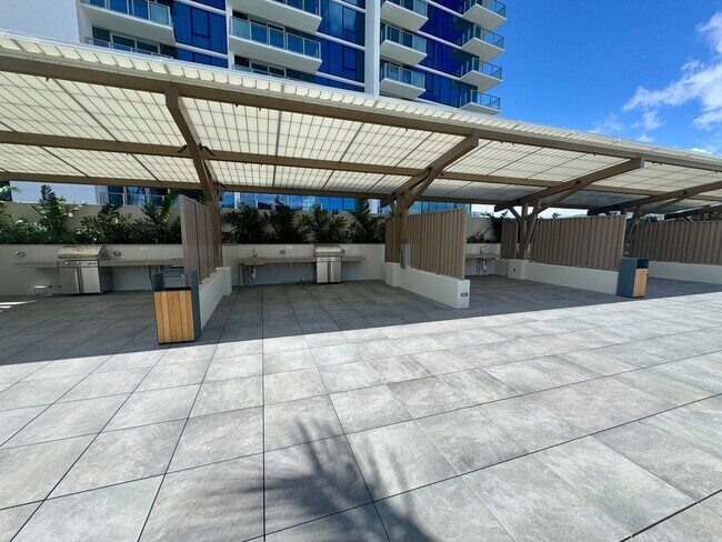 Building Photo - Brand new, high floor unit w/ All utilitie...