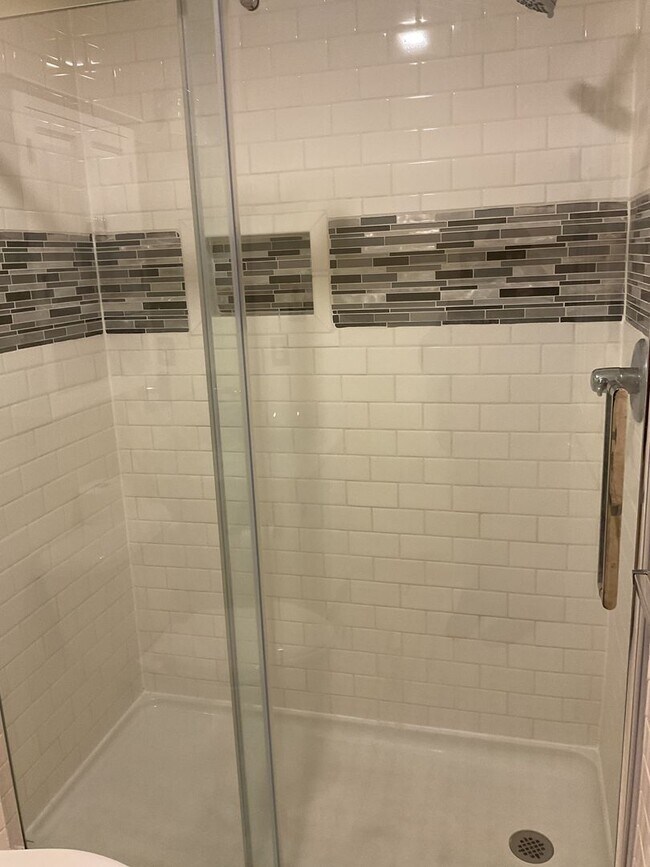 Building Photo - 11 Round Ridge Rd