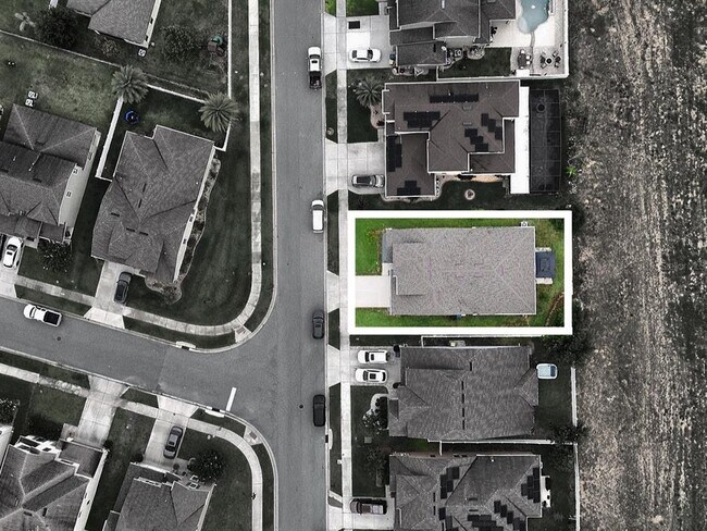 Building Photo - 2062 Redbay Ave
