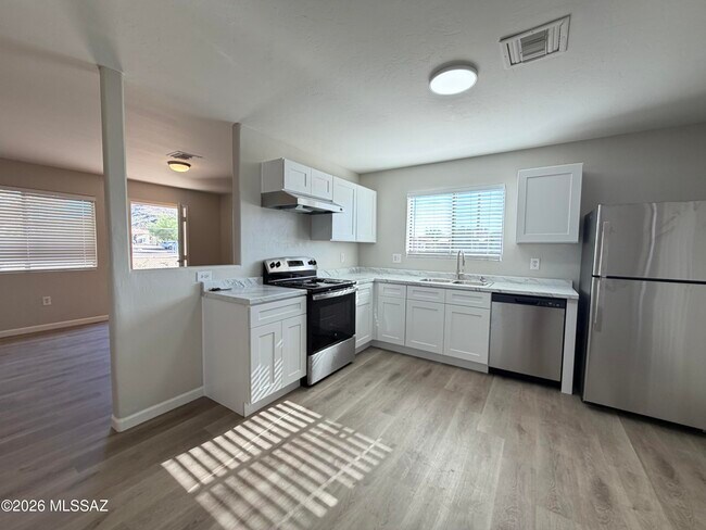 Building Photo - 506 N Iroquois Ave