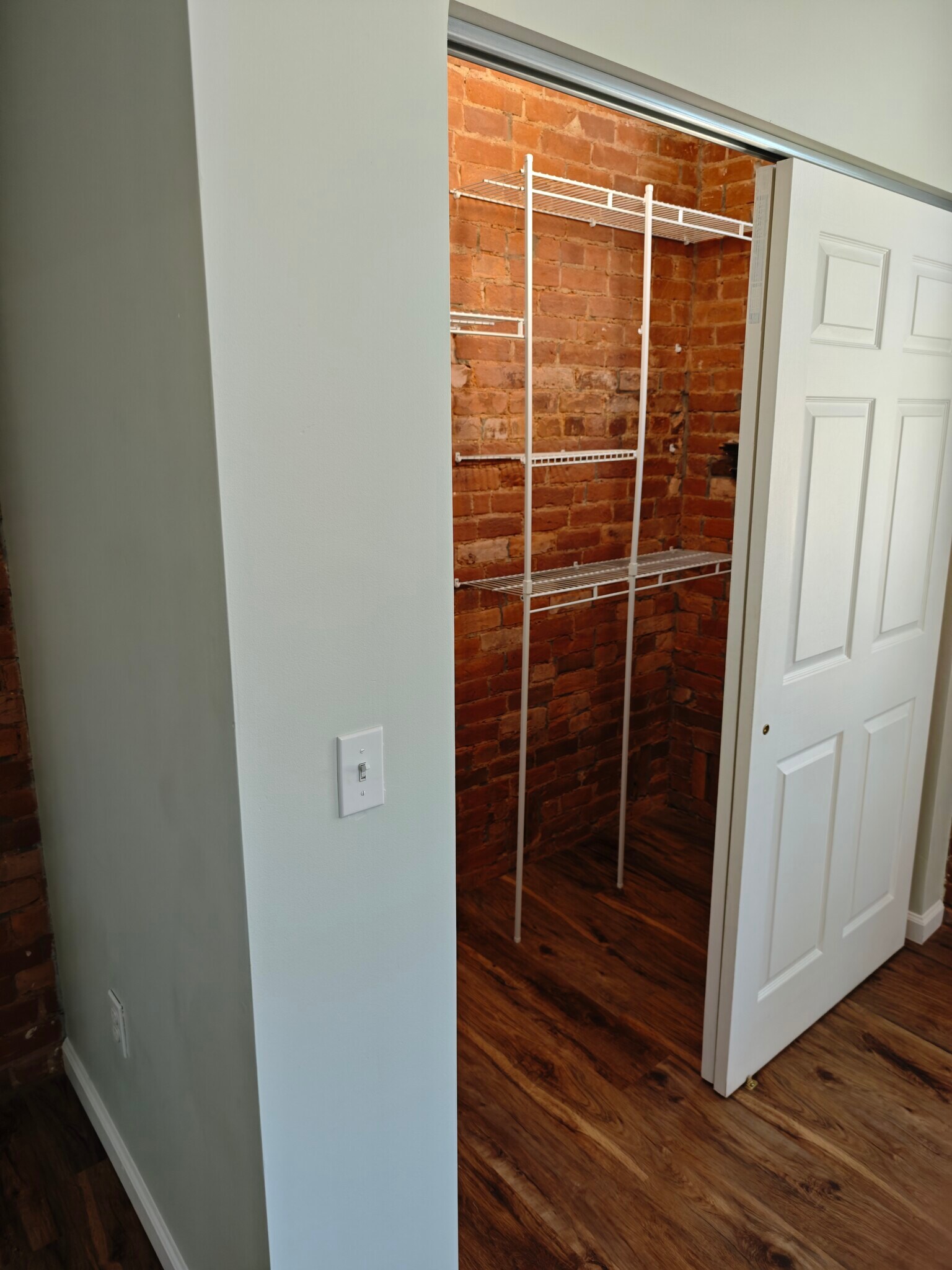 Walk in 2nd BR closet - 836 York St