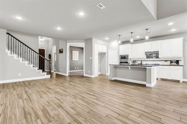 Building Photo - 713 Parkland Dr