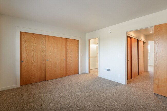Building Photo - Conveniently Located 2 Bed/2.5 Bath Townhome with Garage - Near St. Charles