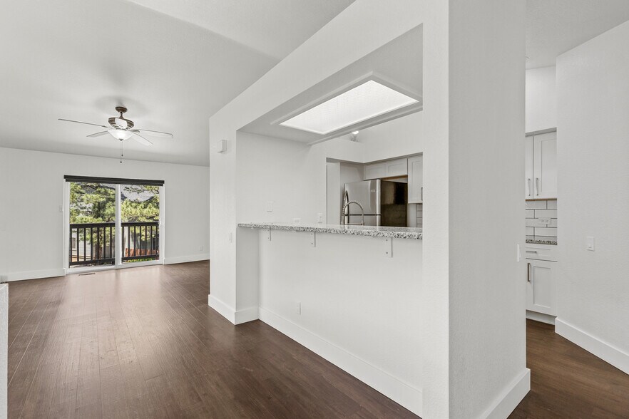 Building Photo - 111 E Oak Ave
