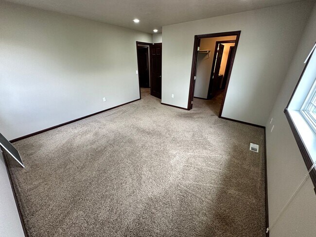 Building Photo - 3 Bedroom Townhome!