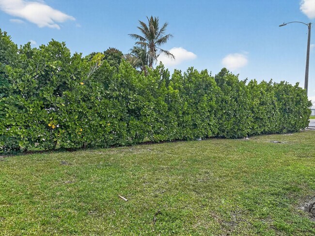 Building Photo - Discover the perfect Naples Park rental just minutes from the beach.