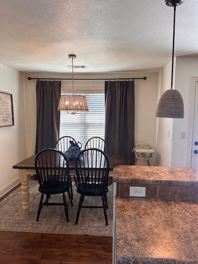 Building Photo - Ridgewood West End Home