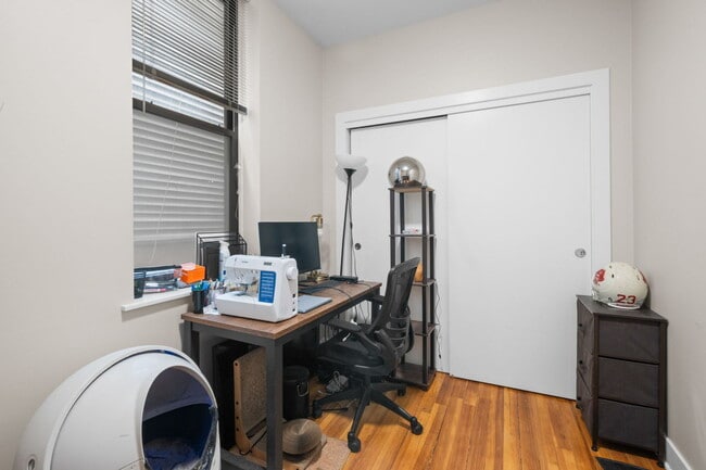 Building Photo - 624 N May St