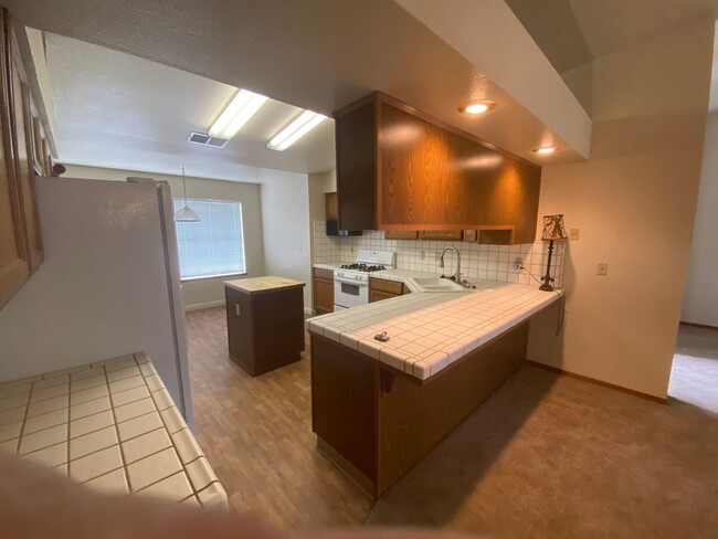 Building Photo - Affordable Northeast Hanford 3 bedroom 2 b...