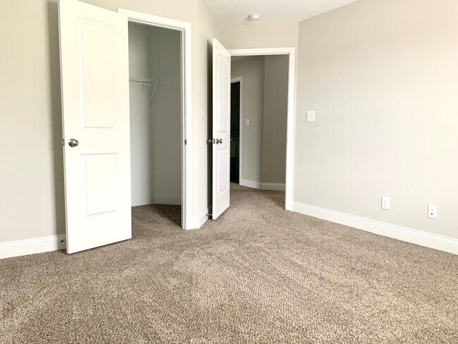 Building Photo - 712 Banister Dr