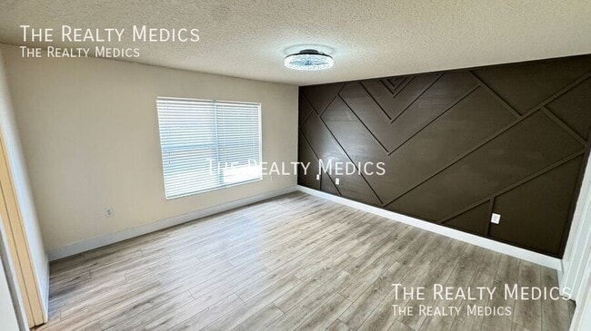 Building Photo - 1040 Elderberry Dr